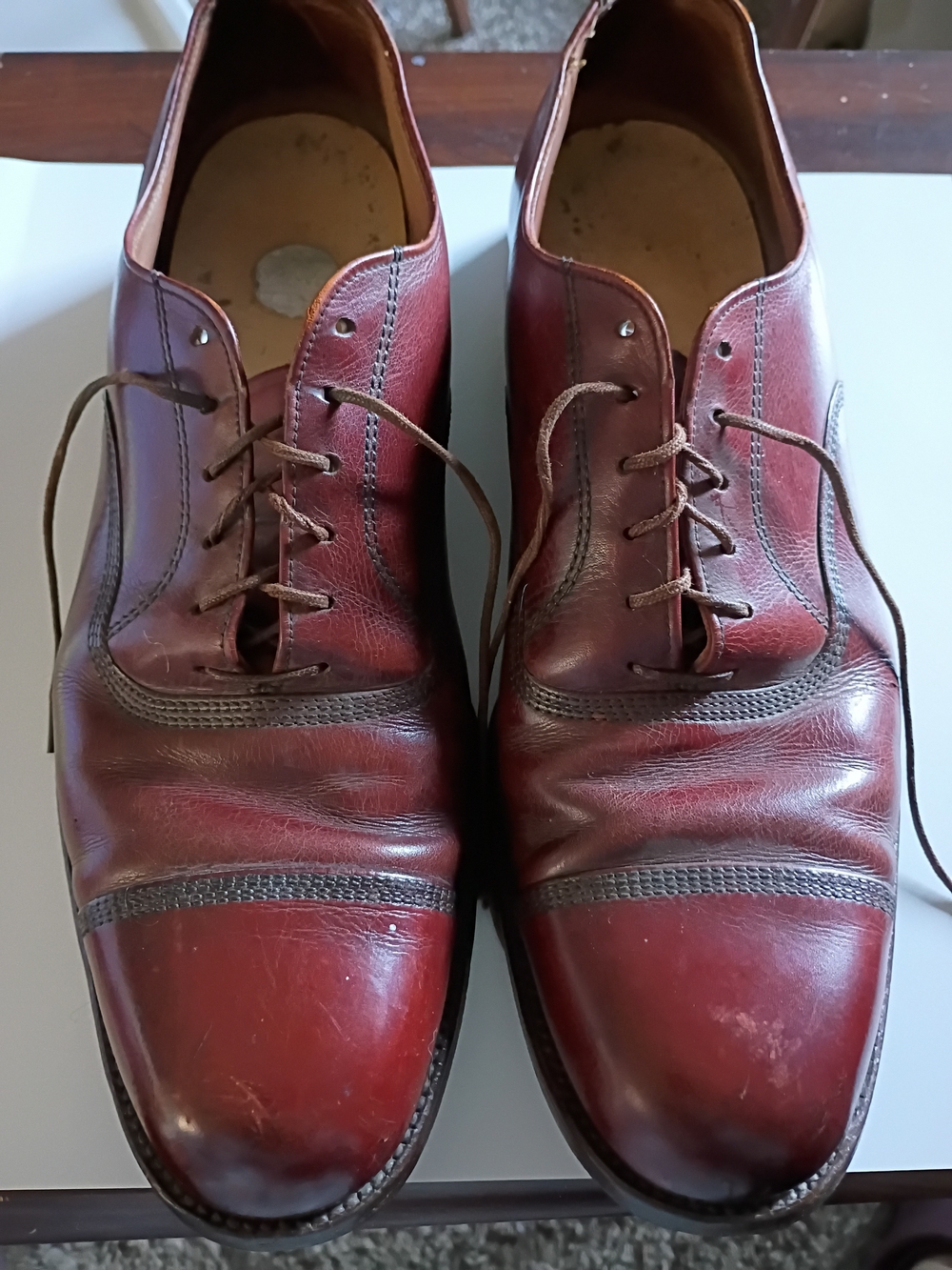 Vogue Men's Burgundy Leather Cap-Toe Oxfords